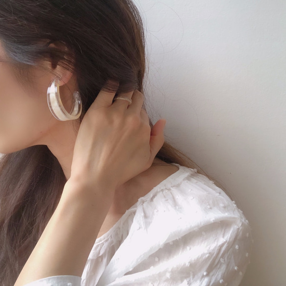 clear color big hoop earring 5枚目の画像