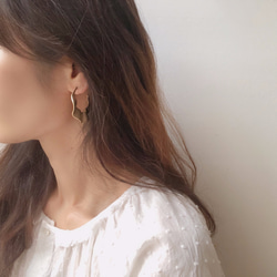 wave thin hoop earring 7枚目の画像