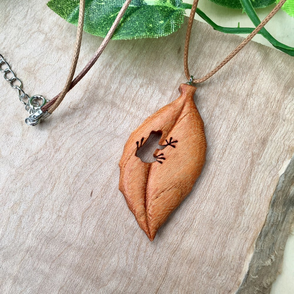 かえる葉(中)くり抜き木製ネックレス　ケヤキの木　黄色 1枚目の画像