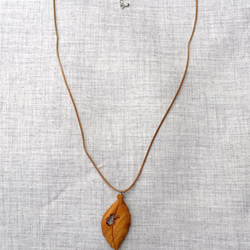 かえる葉(中)くり抜き木製ネックレス　ケヤキの木　黄色 2枚目の画像