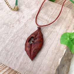 かえる葉(中)くり抜き木製ネックレス　カリンの木　赤茶色 1枚目の画像