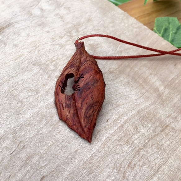 かえる葉(中)くり抜き木製ネックレス　カリンの木　赤茶色 2枚目の画像