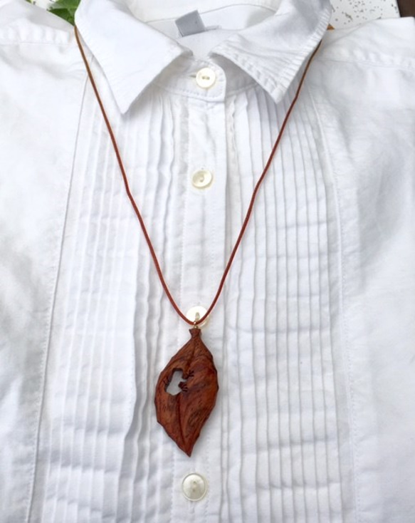 かえる葉(中)くり抜き木製ネックレス　カリンの木　赤茶色 3枚目の画像
