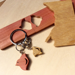 木製親子千鳥 三連リングキーホルダー（ピンクアイボリー材、イエローハート材） 3枚目の画像