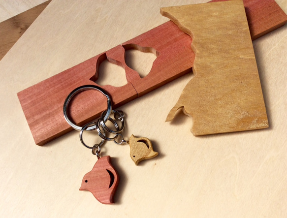 木製親子千鳥 三連リングキーホルダー（ピンクアイボリー材、イエローハート材） 3枚目の画像