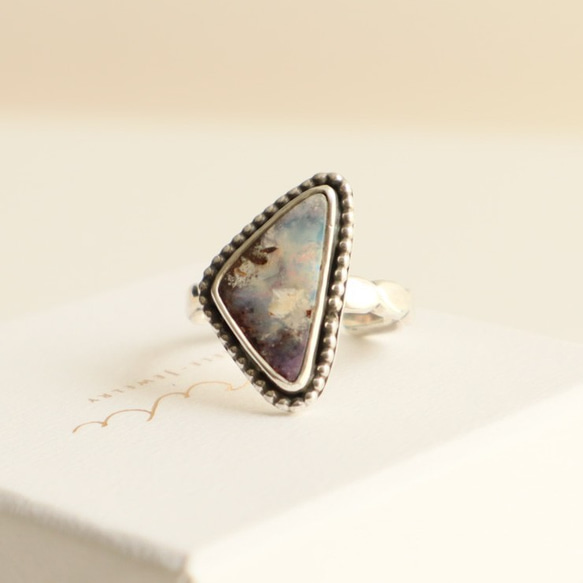 【Silver Ring -Boulder Opal】ボルダーオパールのシルバーリング（不定形・燻し加工・フリーサイズ） 1枚目の画像