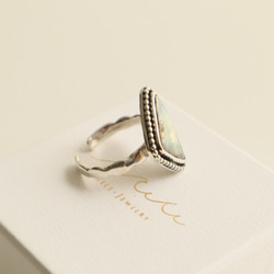 【Silver Ring -Boulder Opal】ボルダーオパールのシルバーリング（不定形・燻し加工・フリーサイズ） 2枚目の画像