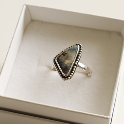 【Silver Ring -Boulder Opal】ボルダーオパールのシルバーリング（不定形・燻し加工・フリーサイズ） 3枚目の画像