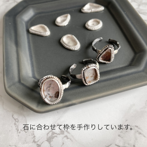 【Silver Ring -Boulder Opal】ボルダーオパールのシルバーリング（不定形・燻し加工・フリーサイズ） 7枚目の画像