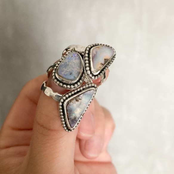 【Silver Ring -Boulder Opal】ボルダーオパールのシルバーリング（不定形・燻し加工・フリーサイズ） 8枚目の画像