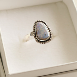 【Silver Ring -Boulder Opal】ボルダーオパールのシルバーリング（不定形・燻し加工・フリーサイズ） 2枚目の画像