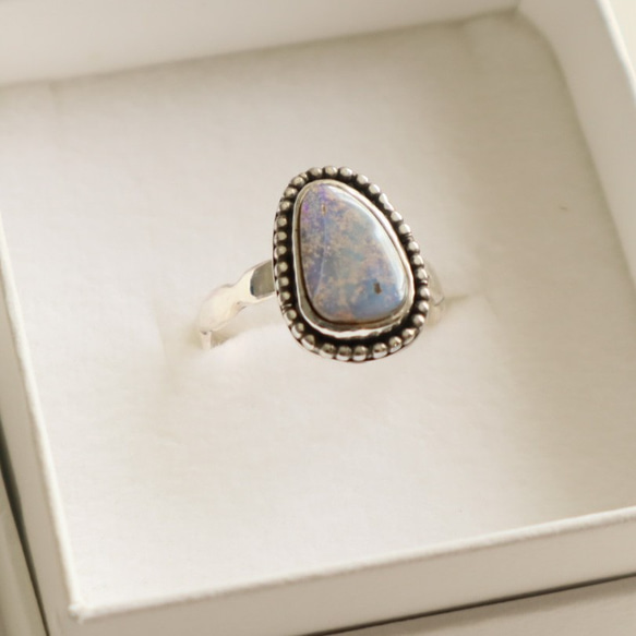 【Silver Ring -Boulder Opal】ボルダーオパールのシルバーリング（不定形・燻し加工・フリーサイズ） 2枚目の画像