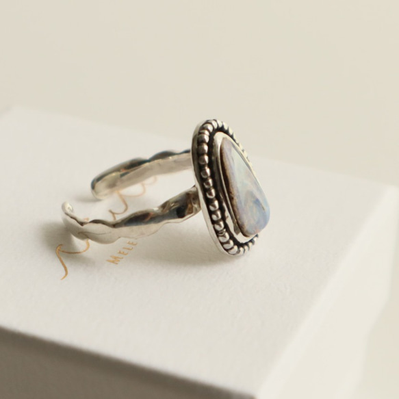 【Silver Ring -Boulder Opal】ボルダーオパールのシルバーリング（不定形・燻し加工・フリーサイズ） 3枚目の画像