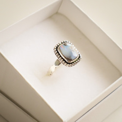 【Silver Ring -Boulder Opal】ボルダーオパールのシルバーリング（燻し加工・フリーサイズ） 4枚目の画像