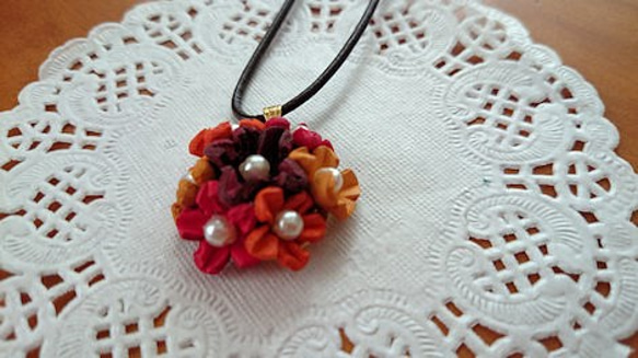 レザー小花のネックレス(レッド&オレンジ） 1枚目の画像