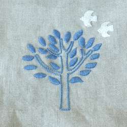 【在庫限り】藍で染めた毛糸で手刺繍をした大きな木のリネントート 4枚目の画像