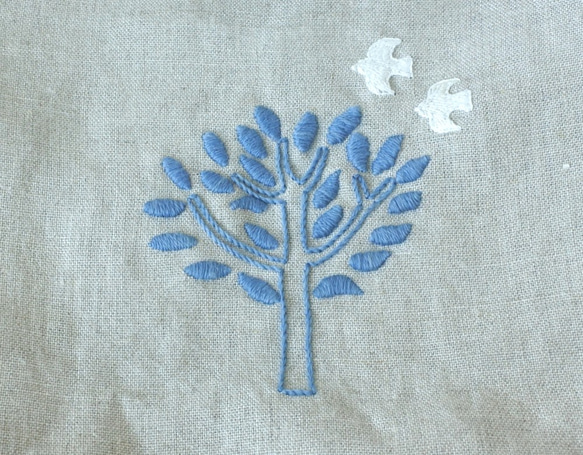 【在庫限り】藍で染めた毛糸で手刺繍をした大きな木のリネントート 4枚目の画像