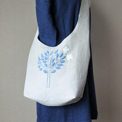 藍で染めた毛糸で手刺繍をした大きな木の斜めがけバッグ 1枚目の画像