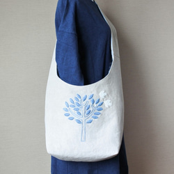 藍で染めた毛糸で手刺繍をした大きな木の斜めがけバッグ 4枚目の画像