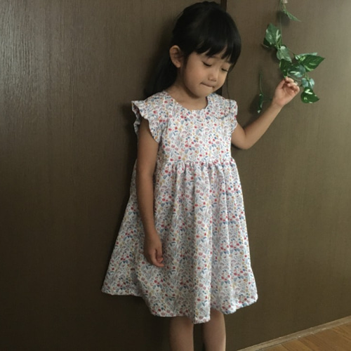 リバティプリントの花柄ワンピース 美品】Amaia リバティプリント 七分