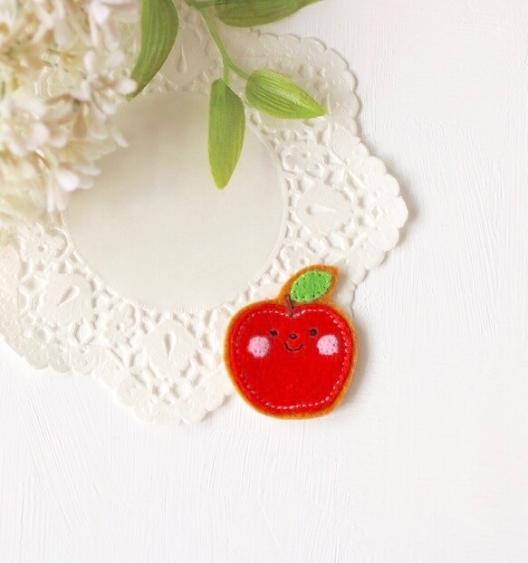 りんごの小さいフェルトワッペン＊おしゃれで可愛い刺繍アップリケ