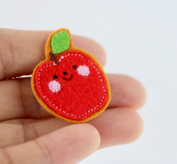 入園入学2024＊りんごの小さいフェルトワッペン＊おしゃれで可愛い刺繍アップリケ♪ブローチにも  ブローチに変更可能です 2枚目の画像