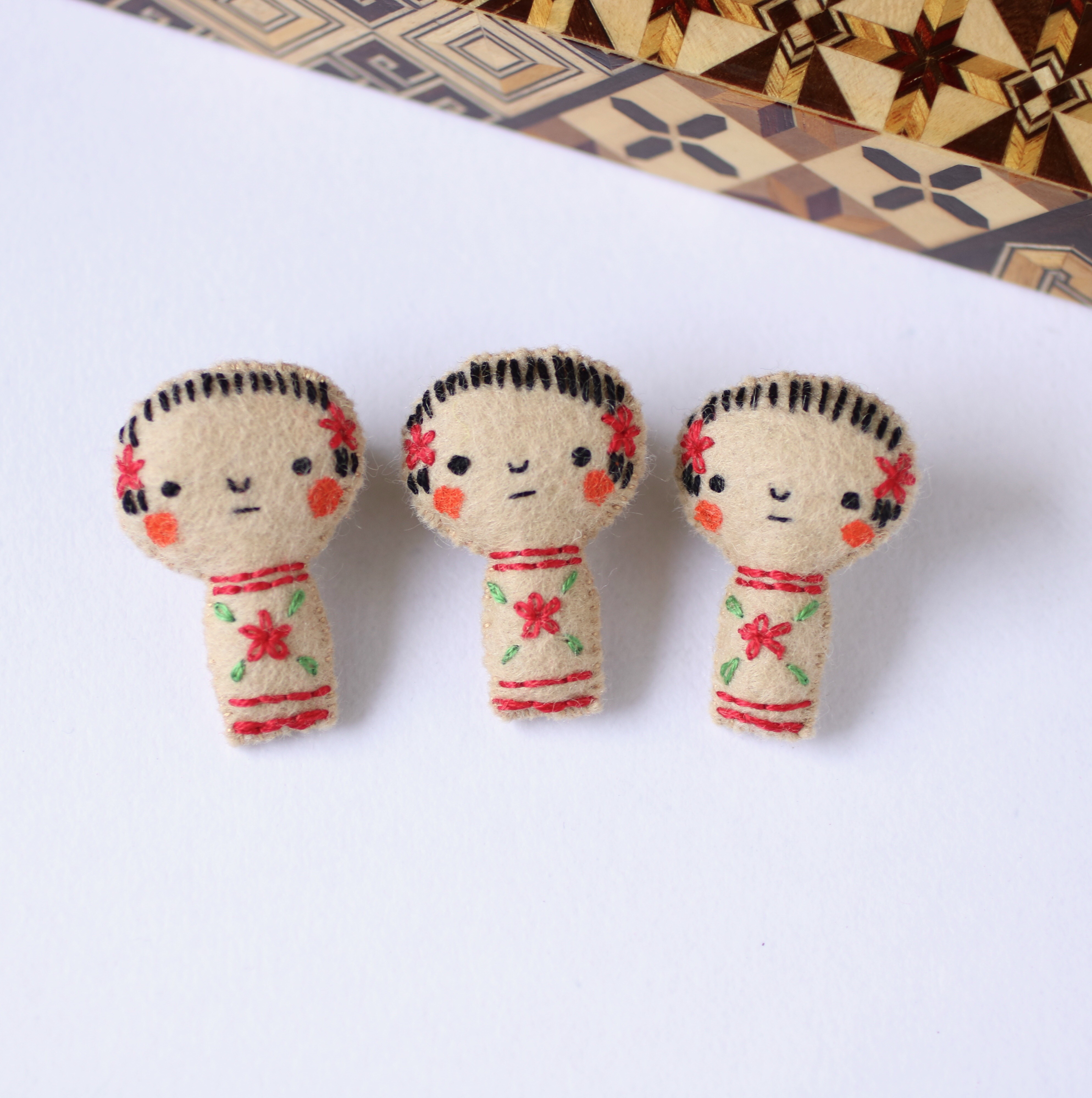 ブローチ 　[専用　こり様＊最終仕上げ前] フェルト 刺繍 ハンドメイド