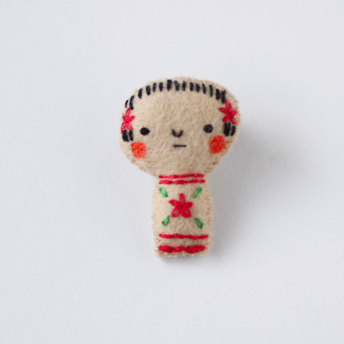 こけしの小さなブローチ フェルト 刺繍 コケシ 無料ラッピング