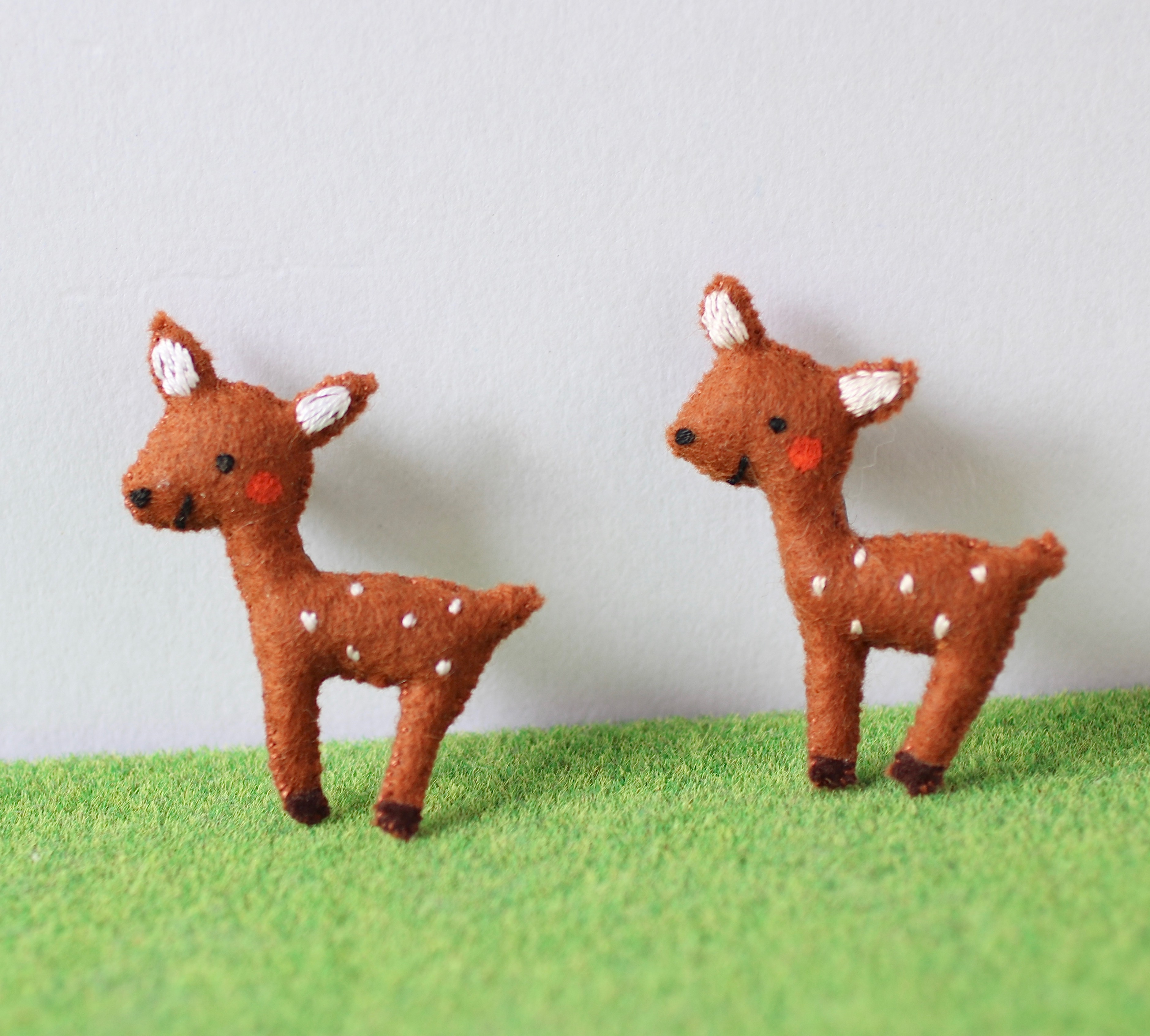 子鹿の小さなブローチ フェルト 刺繍 バンビ 鹿 無料ラッピング