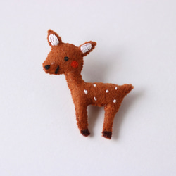 子鹿の小さなブローチ　フェルト　刺繍　バンビ　鹿　無料ラッピング♪ 2枚目の画像