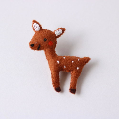 子鹿の小さなブローチ フェルト 刺繍 バンビ 鹿 無料ラッピング