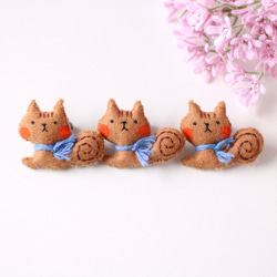 リスの小さなブローチ　フェルト　刺繍　無料ラッピング♪ 1枚目の画像