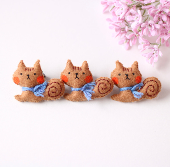 リスの小さなブローチ　フェルト　刺繍　無料ラッピング♪ 1枚目の画像