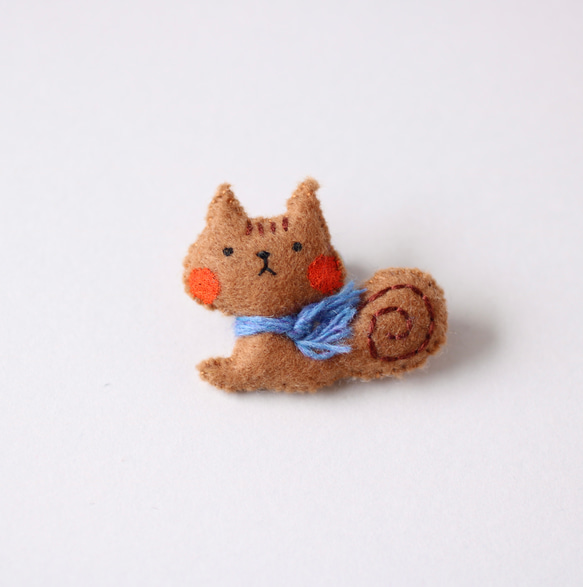 リスの小さなブローチ　フェルト　刺繍　無料ラッピング♪ 2枚目の画像