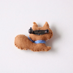リスの小さなブローチ　フェルト　刺繍　無料ラッピング♪ 3枚目の画像
