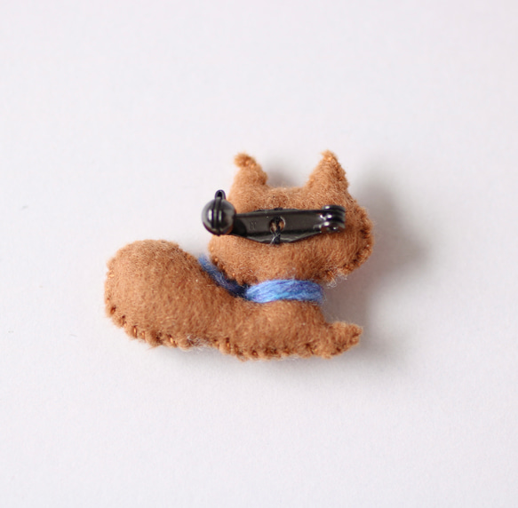 リスの小さなブローチ　フェルト　刺繍　無料ラッピング♪ 3枚目の画像