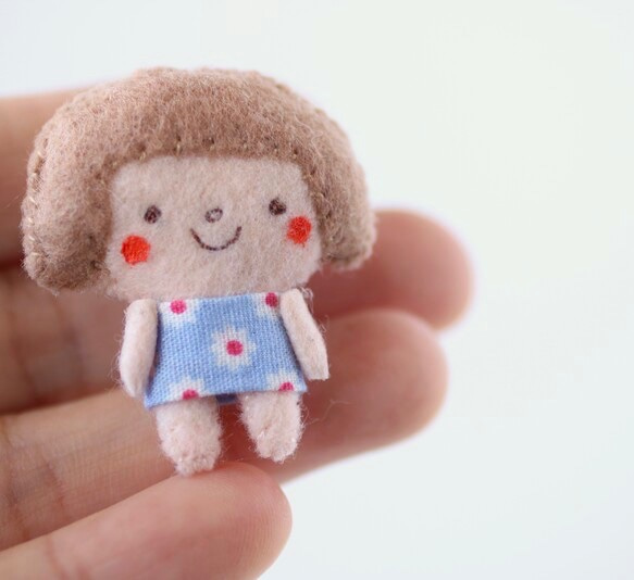 女の子の小さなブローチ　フェルト 刺繍　無料ラッピング♪ 2枚目の画像