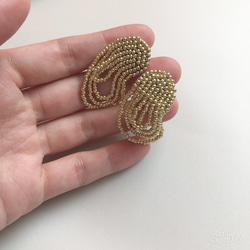 お出かけに　【　楕円形　のゆらめき⁂ ゴールド】ビーズ刺繍 3枚目の画像