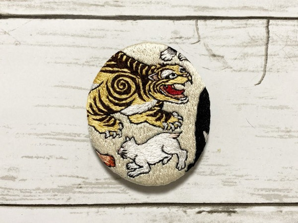 ハンドメイド刺繍ブローチ 971 食べたのはだーれだ！ ハンドメイド刺繍