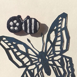 刺繍ブローチ・紺白蝶々 1枚目の画像