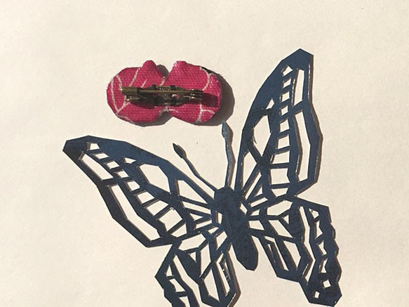 刺繍ブローチ・紺白蝶々 2枚目の画像