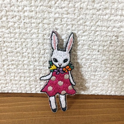 刺繍ブローチ・お洒落ウサギ 1枚目の画像