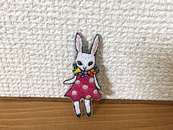 刺繍ブローチ・お洒落ウサギ 1枚目の画像