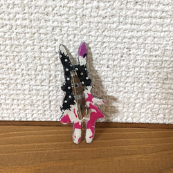 刺繍ブローチ・お洒落ウサギ 2枚目の画像