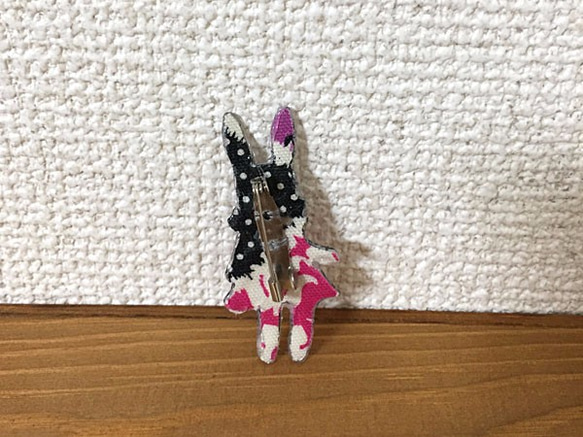 刺繍ブローチ・お洒落ウサギ 2枚目の画像