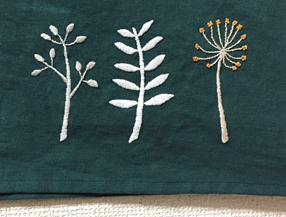 植物刺繍のタックワンピース 4枚目の画像