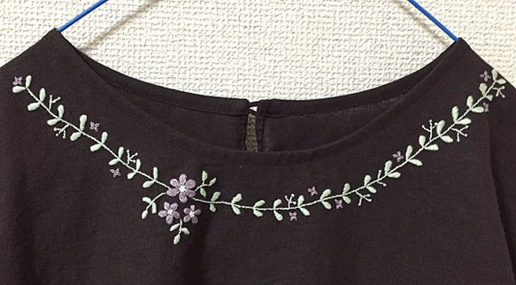 麻の花刺繍ふんわりワンピース（紫） 4枚目の画像