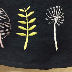 植物刺繍のタックワンピース（紺） 4枚目の画像