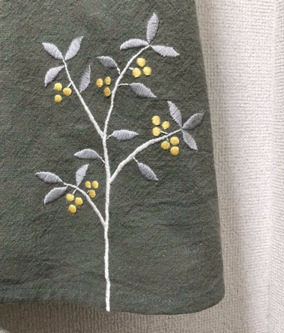 裾から植物刺繍の羽織れるワンピース 3枚目の画像