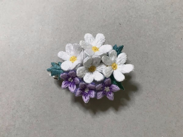 手刺繍花のブローチ 1枚目の画像